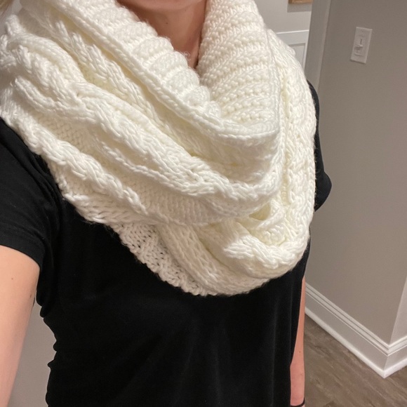 Michael Kors - Infinity Scarf - Ivory - Picture 8 of 8